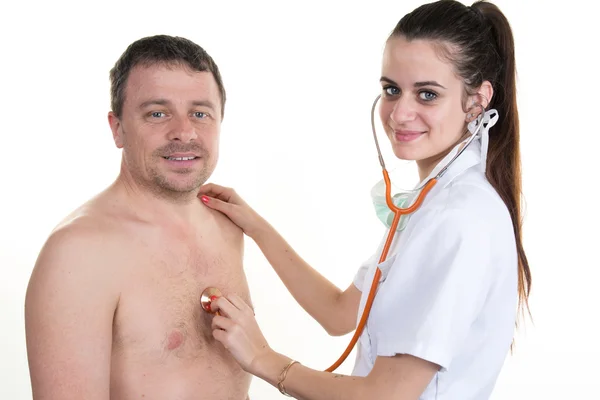 Porträt eines selbstbewussten Arztes, der den Herzschlag eines Patienten überprüft — Stockfoto