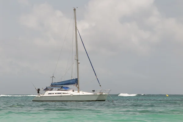 Sailboat in caribbean blue water in a tropical sea — Stock Photo, Image