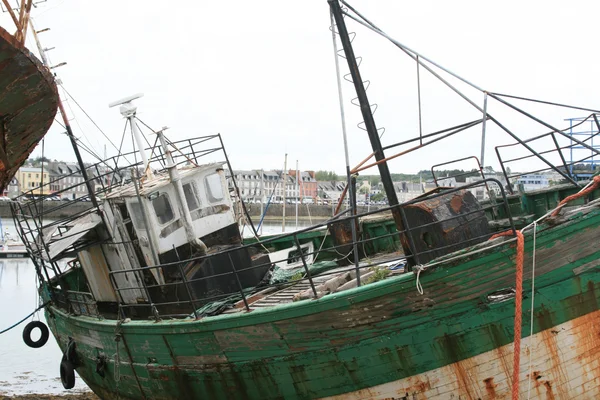 Старое и ржавое рыбацкое судно в гавани — стоковое фото