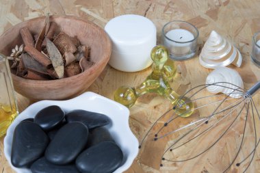 De mum ve çakıl ahşap arka plan üzerinde olmak 