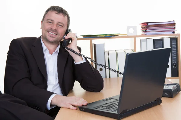 Geschäftsmann aus dem Nahen Osten telefoniert im Büro — Stockfoto