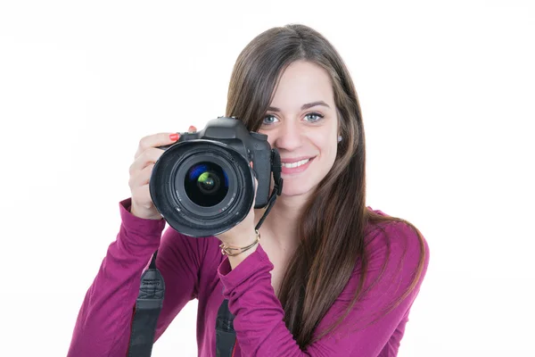 Morena atraente aponta sua câmera. compondo uma fotografia em estúdio — Fotografia de Stock