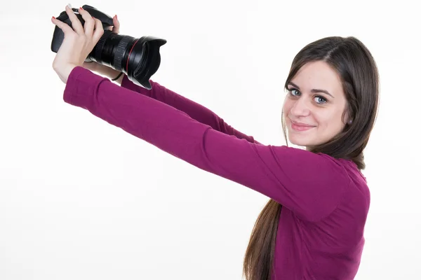 Vrouw neemt beeld houden van de professionele reflex maken een selfie. — Stockfoto