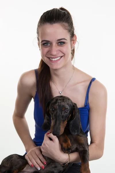 Portrét smějící se dospívající dívka drží malý pes nebo štěně — Stock fotografie