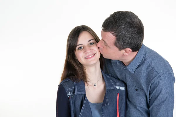 Homem abraçando sua filha adolescente isolado em branco — Fotografia de Stock