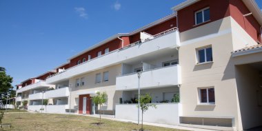 Modern, lüks apartman mavi gökyüzü altında