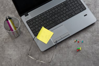 Laptop, kalem, bilgisayar - serbest veya uzak iş kavramı. 