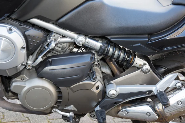 Крупный план классического мотоцикла с большим количеством хромированных деталей — стоковое фото