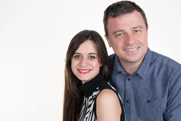 Paar drinnen lächelt mit Kopierraum in die Kamera — Stockfoto