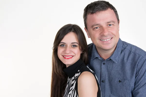 Casal dentro de casa sorrindo para a câmera com espaço de cópia — Fotografia de Stock