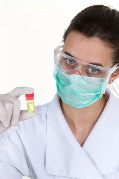 Eine isolierte Aufnahme einer Wissenschaftlerin in einem Labor — Stockfoto