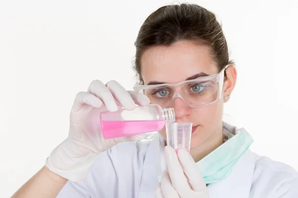Mujer científica aislada en bata de laboratorio con cristalería química —  Fotos de Stock
