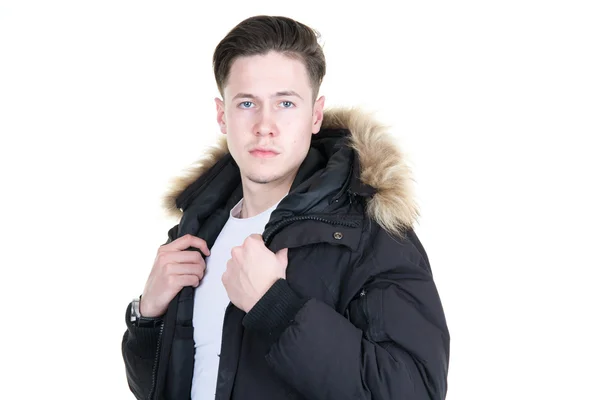 Potret tampan modis pria mengenakan mantel hitam — Stok Foto