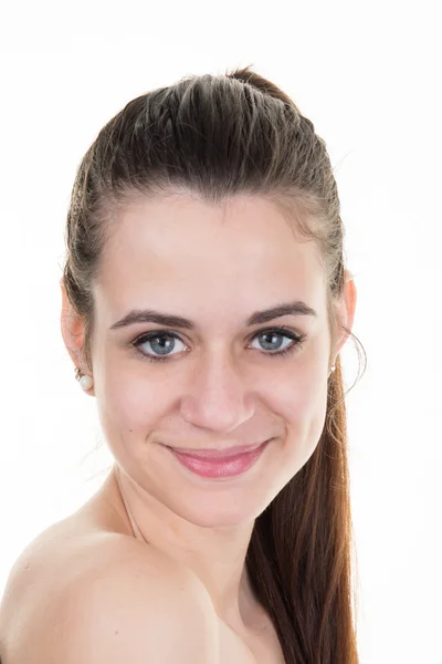 Portret van mooi jong meisje met schone huid op mooi gezicht - witte achtergrond — Stockfoto