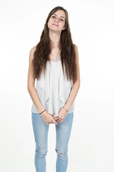 Молодая стройная женщина с длинными волосами, стоящая изолированно на белом — стоковое фото