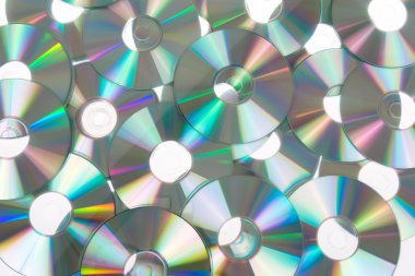 Arka plan beyaz bir tablo üzerinde dağınık DVD'ler bir dizi verilen renkli