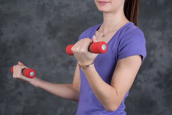 Fitness žena cvičit s činky — Stock fotografie