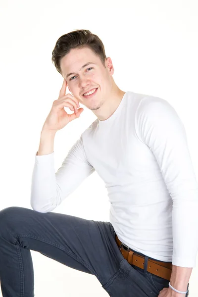 Retrato de jovem atraente homem rindo homem contra fundo branco . — Fotografia de Stock
