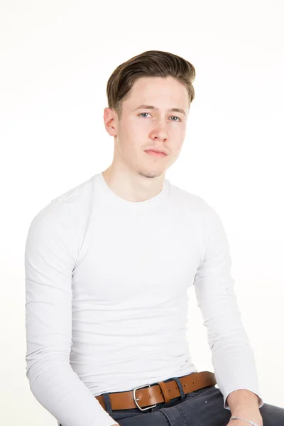 Närbild porträtt av ung leende söt tonåring i vitt, isolerad på vit — Stockfoto