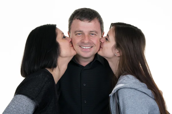 Familia feliz, padre y joven adolescente besándose — Foto de Stock