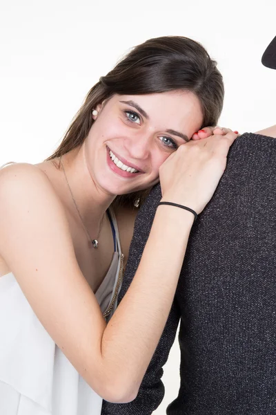 Joven mujer descansa su cabeza sobre su hombro boyfrends mientras — Foto de Stock