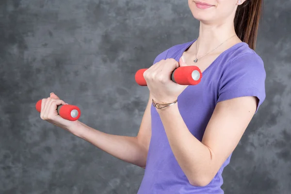 Feliz chica de fitness practicando deportes haciendo pesas en casa — Foto de Stock