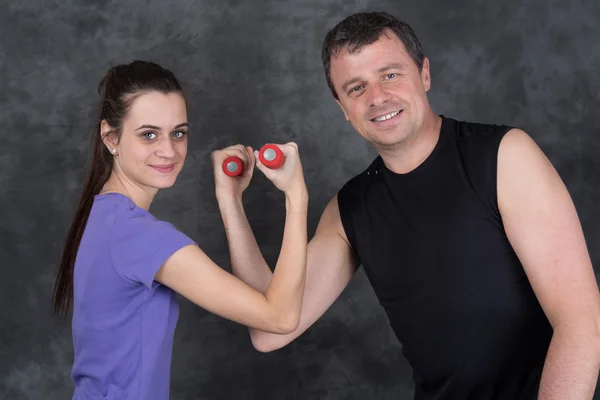 Přizpůsobit dva lidé dělají fitness v tělocvičně crossfit izolované — Stock fotografie