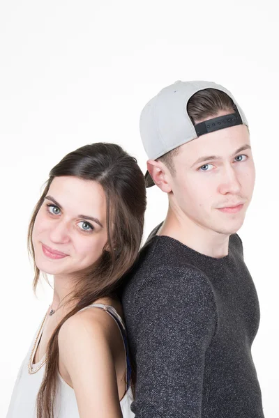 Pohledný mladý pár se usmívá na kameru na bílém pozadí — Stock fotografie