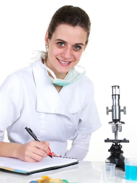 Πορτρέτο των νέων θηλυκός επιστήμονας που γράφοντας ερευνητικών αποτελεσμάτων — Φωτογραφία Αρχείου
