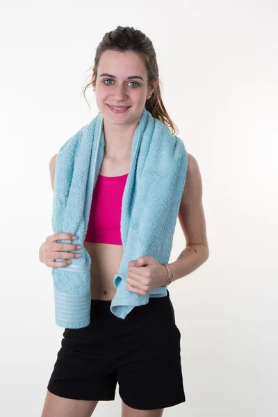 Vidám magabiztos fiatal nő törülközővel után álló edzőterem — Stock Fotó