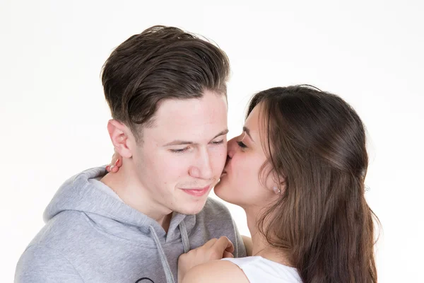 Primer plano de linda chica besando a su novio. Aislado sobre blanco . — Foto de Stock