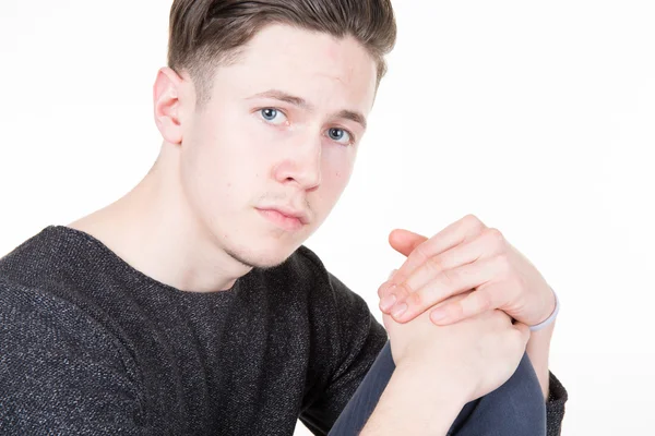 Porträt eines gutaussehenden jungen Mannes, der an etwas denkt, isoliert — Stockfoto