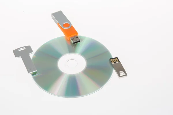 Coleta de dispositivos de armazenamento de dados de computador: stick de memória USB, e cd — Fotografia de Stock