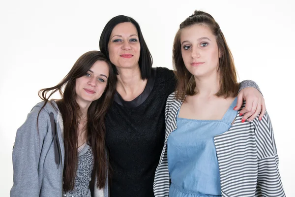 Trots glimlachende moeder en haar twee tienermeisjes — Stockfoto