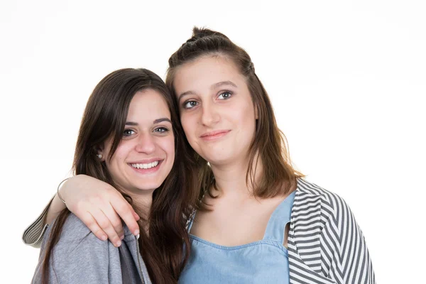 Concepto de amistad y gente feliz - dos chicas sonrientes mostrando los pulgares hacia arriba — Foto de Stock