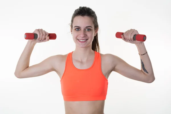 Sonriente mujer fitness levantamiento de pesas aislado en blanco — Foto de Stock