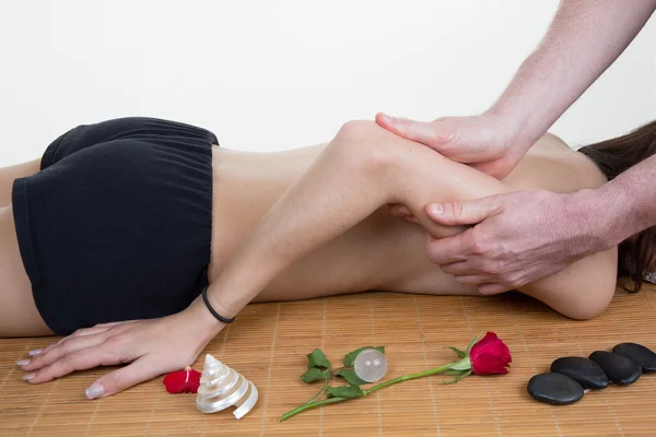 Ung vacker kvinna tar emot en arm massage över vita — Stockfoto