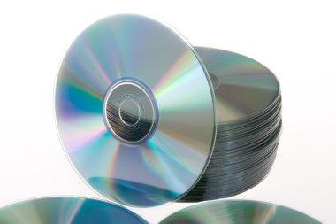 CD'ler ve DVD'ler yığın beyaz bir arka plan üzerinde