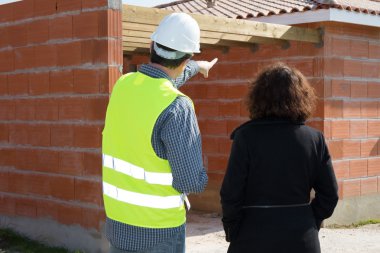 Bitmemiş bir evde tuğla duvar ile seyir yapıları işçi