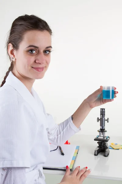 Επικεντρώθηκε επαγγελματική λύση πιπέτα νεαρή θηλυκή επιστήμη — Φωτογραφία Αρχείου