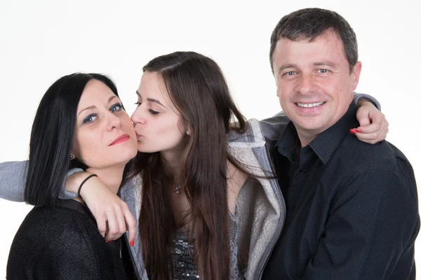 Retrato de família feliz de três olhando para a câmera com sorrisos — Fotografia de Stock