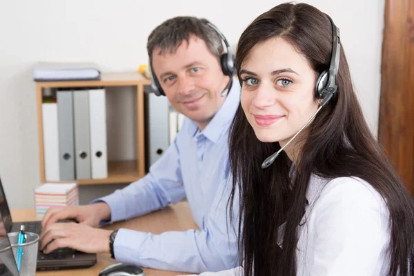 Sidovy av fodra av call centre anställda ler — Stockfoto