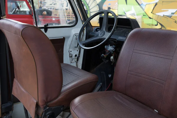 Interior de un coche viejo de estilo vintage con un interior de cuero —  Fotos de Stock