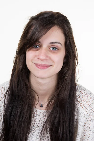 Menina adolescente alegre apreciando retrato de beleza com belo cabelo longo marrom brilhante isolado no fundo branco — Fotografia de Stock