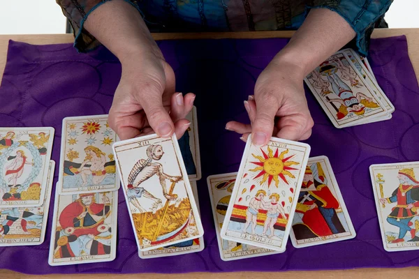 Mulher Fortune caixa usando cartas de tarô em roxo — Fotografia de Stock