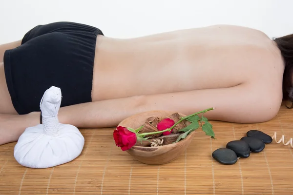 Jovem deitada na mesa de massagem à espera do terapeuta — Fotografia de Stock