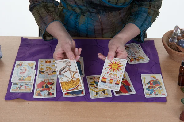 Waarzegster voorspellen van de toekomst met tarotkaarten — Stockfoto