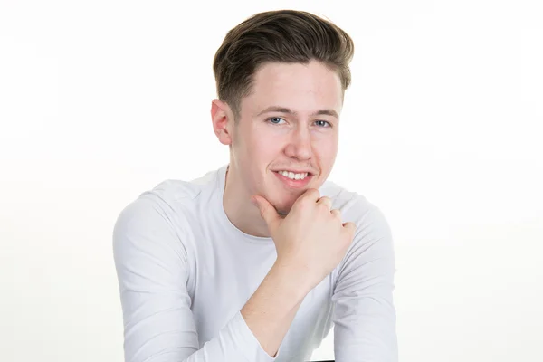 Portrait d'un jeune étudiant souriant appuyé sur les mains pour chercher l'inspiration, fond gris — Photo