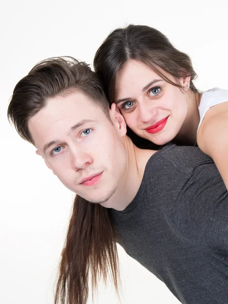 Retrato de una joven pareja sonriente aislada — Foto de Stock