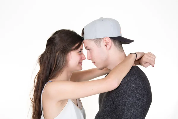 Bonito jovem casal beijando isolado sobre fundo branco — Fotografia de Stock